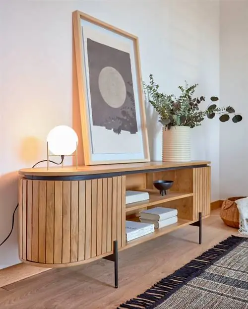 Тумба под телевизор Licia с 2 дверцами из массива дерева манго и металла с черной отделкой, 160 x 56 см от Kave Home.