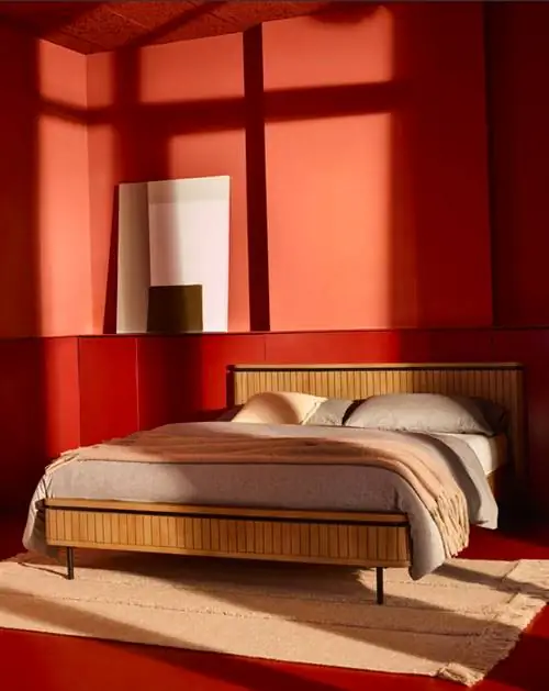 Кровать Licia из массива дерева манго и окрашенного в черный цвет металла 180 x 200 см от Kave Home.