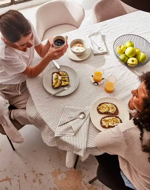 Коллекция Lazy Sundays от Kave Home скатерти и посуда.