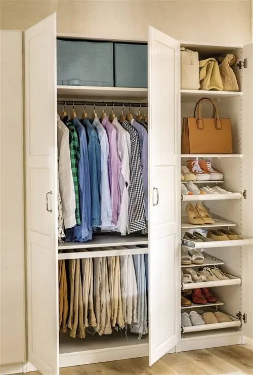 Гардероб с белыми дверцами, выдвижными полками для брюк и обуви, штангой для рубашек и полками из ИКЕА.