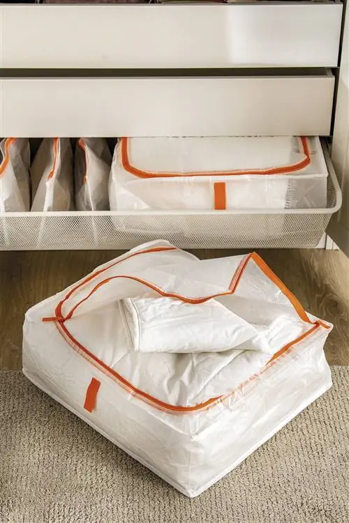 Выдвижная корзина с сумками для хранения от ИКЕА.