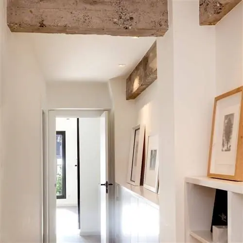 Прихожая с узкой полкой для обуви от Natalia Zubizarreta