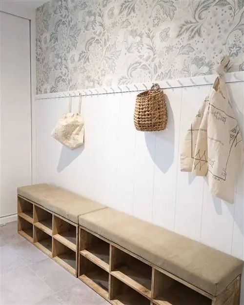 Прихожая со скамейкой для обуви и обоями от Paula Duarte