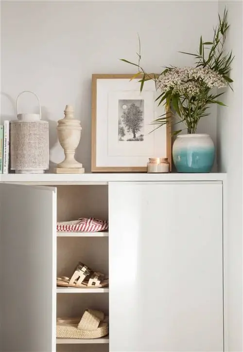 Узкая полка для обуви в коридоре