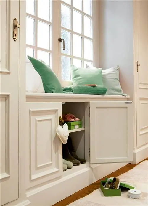 Деталь обувного шкафа в коридоре