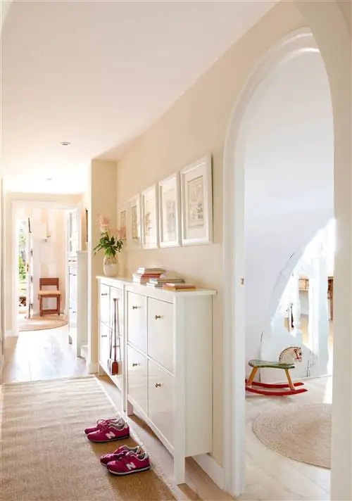 Узкие обувницы в коридоре