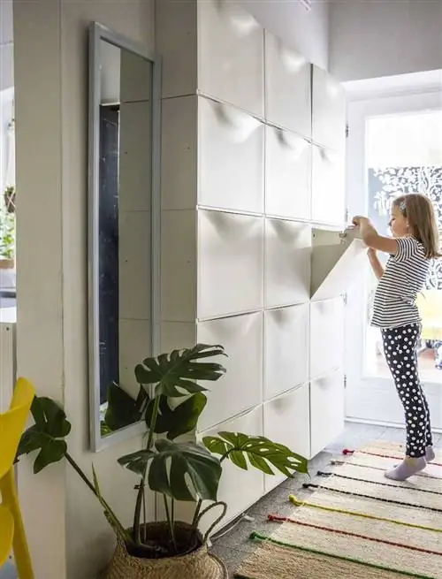 Прихожая с полками для обуви ИКЕА, прикрепленными к стене.