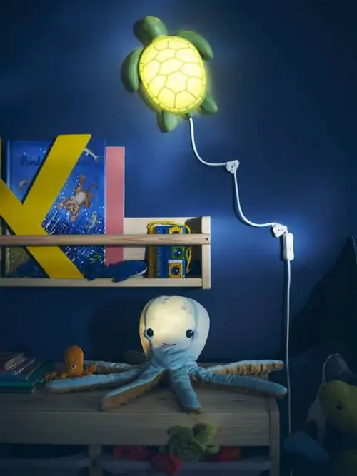 Светильники ИКЕА БЛЭВИНГАД в виде осьминога и черепахи.