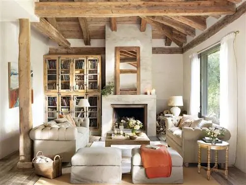 Гостиная с камином, стегаными диванами, пуфами с юбкой и деревянными столами.