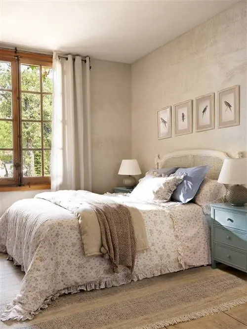 Спальня с белым изголовьем с сеткой, постельным бельем в цветочек, мебелью в полоску, рюшами и помпонами.