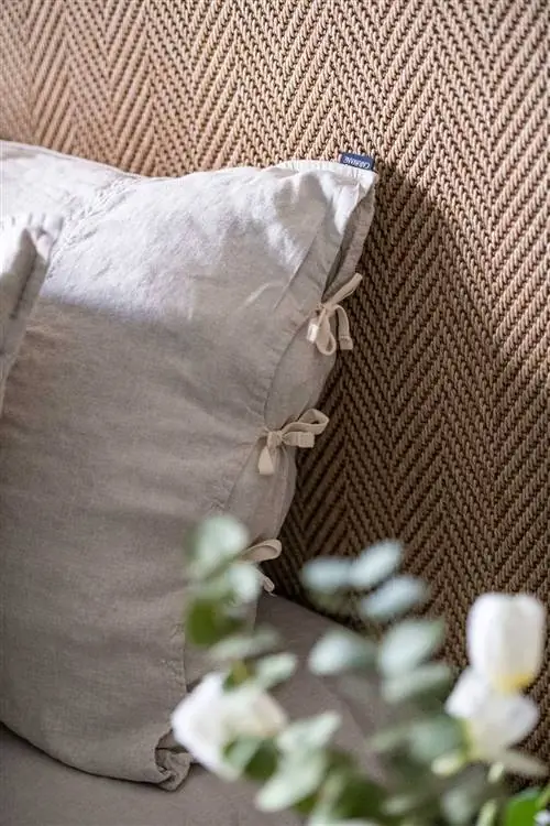 Деталь изголовья с ковром.