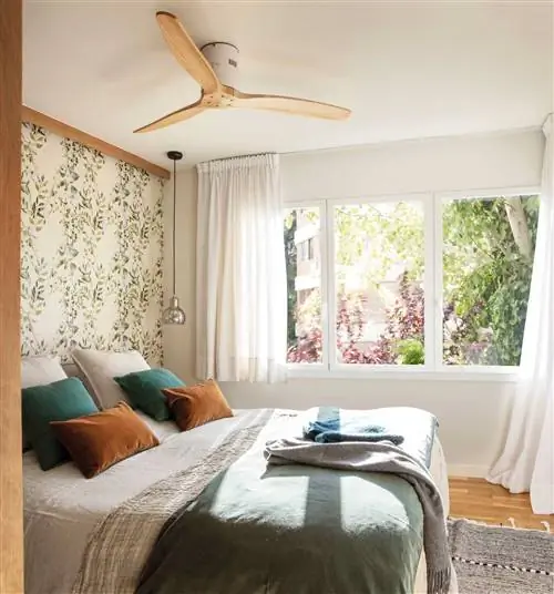 Зеленая и верблюжья спальня с обоями на стене изголовья.