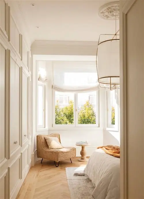 Спальня с креслом у изножья кровати.