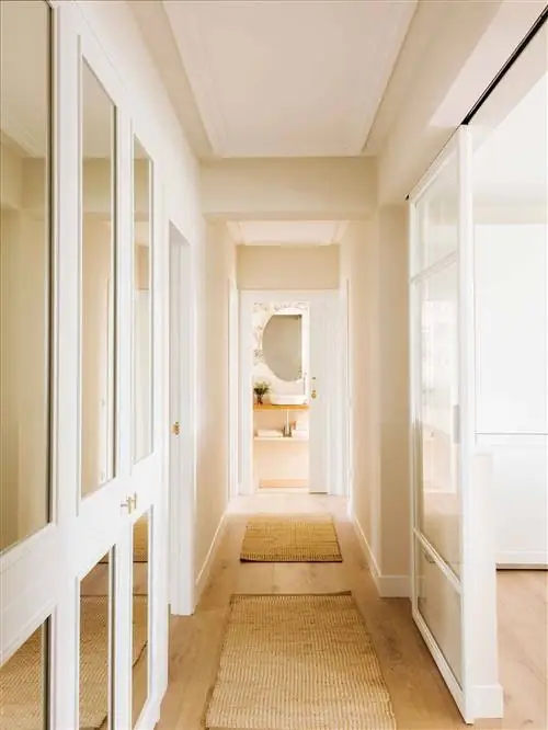 Прихожая со шкафами и стеклянными фасадами.