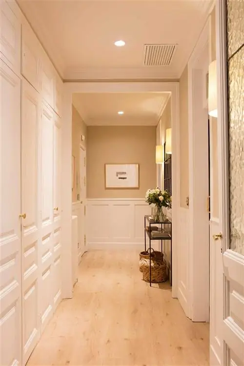 Прихожая освещена встроенными точечными светильниками.