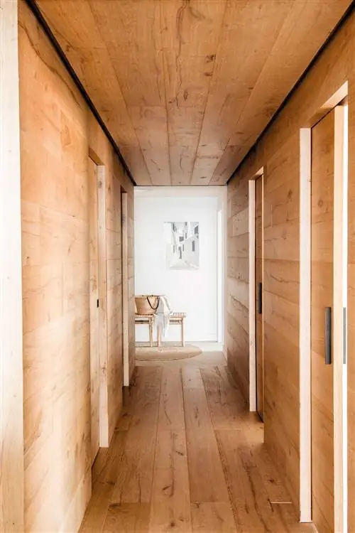 Обшитый деревом коридор.