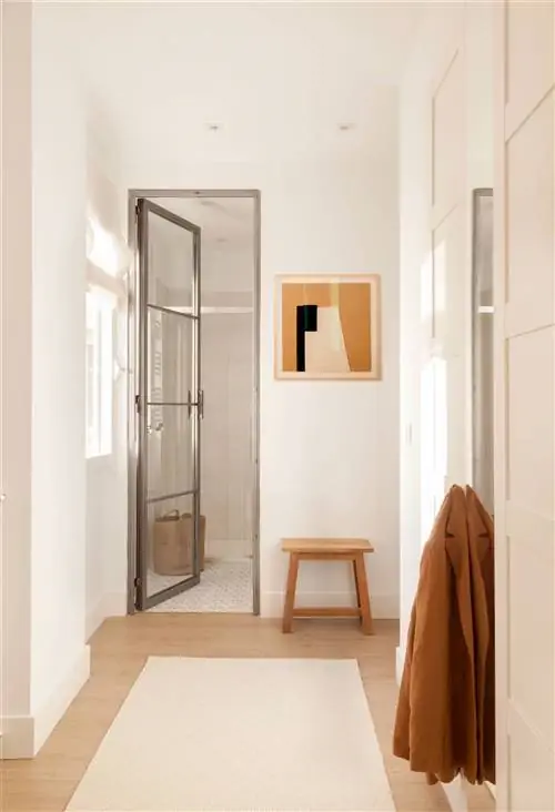 Белая прихожая со стеклянной дверью.