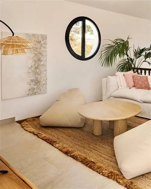 Живет в доме Хелен Линдес на Лансароте.