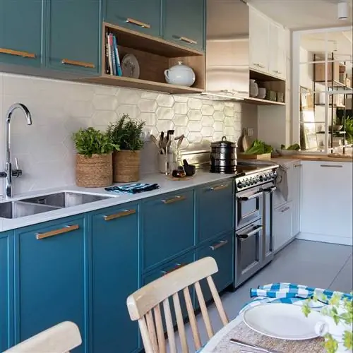 Серо-зеленая кухня с кабинетом и остеклением, сообщающимся с гостиной