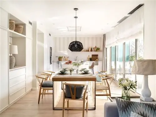 Кухня открыта для гостиной со встроенной столовой.