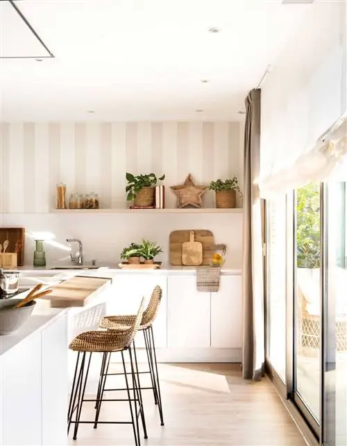 Кухня с барной стойкой и полосатыми обоями на задней стене.