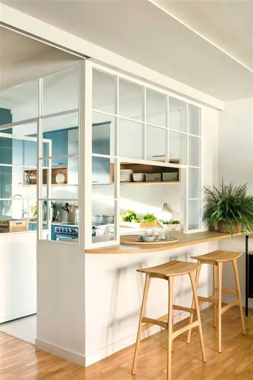 Кухня со стеклянным ограждением.