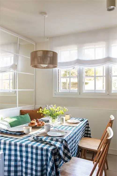 Офис со стеной из зеркал и бело-голубой скатертью виши.