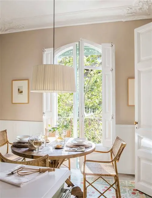 Офис с круглым столом на кухне королевского поместья.