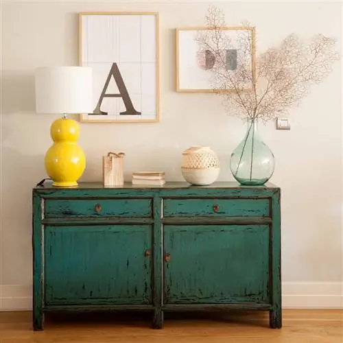 Восстановленный зеленый комод.