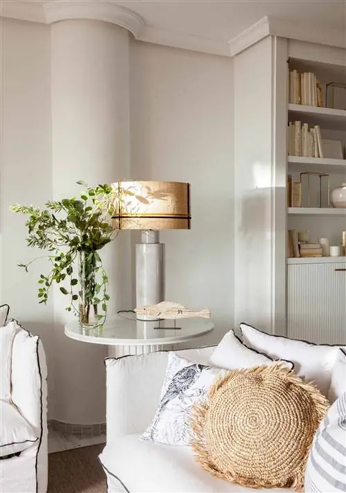 Деталь светильника в гостиной.