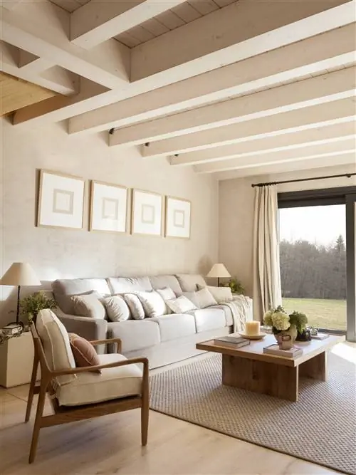 Гостиная с балками и побеленными стенами.