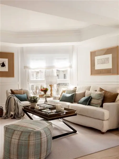 Гостиная с лепниной и карнизами.