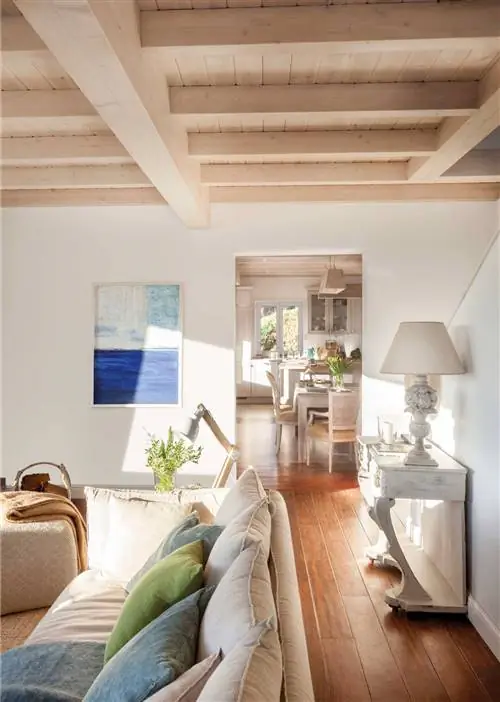 Гостиная с деревянным полом.