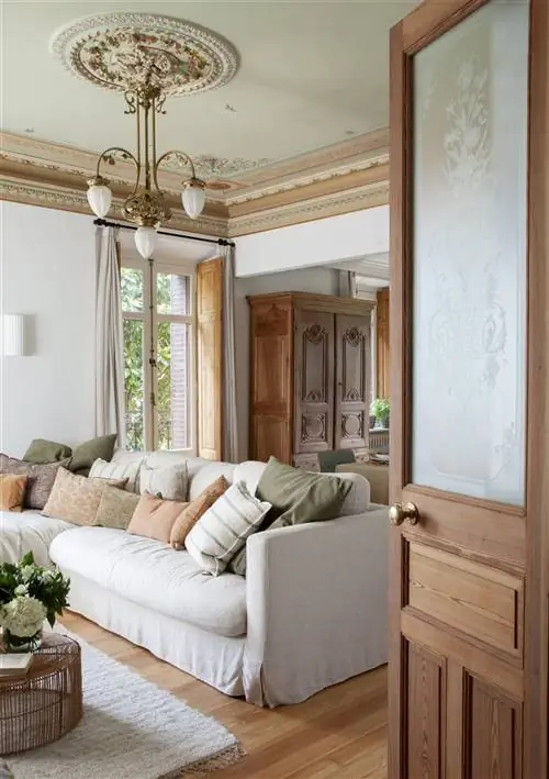 Гостиная с элементами сеньорила и деревянной дверью