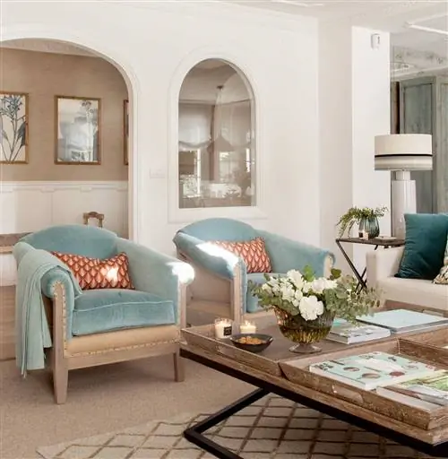 Современная величественная гостиная с креслами с бархатной обивкой.