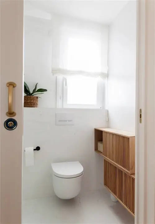 Нестандартный шкаф для ванной комнаты для хранения в туалетной зоне.