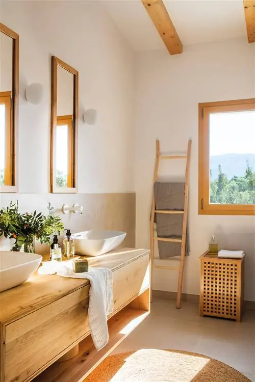 Двойной шкаф для ванной из дерева.