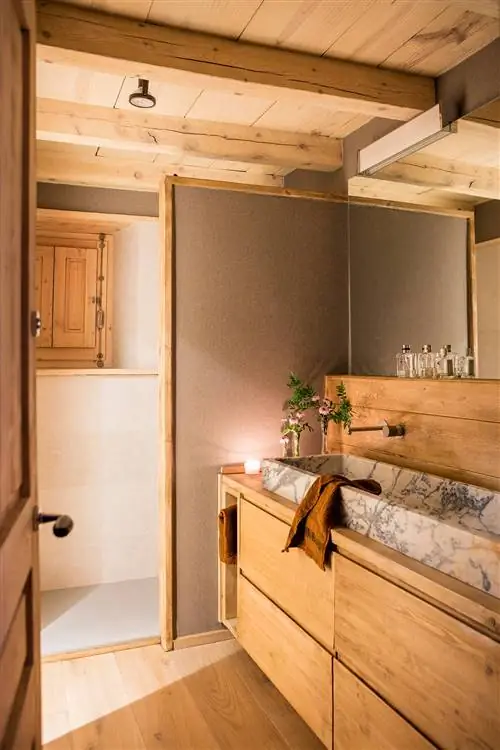 Деревянный шкафчик для ванной с полотенцесушителем на заказ.