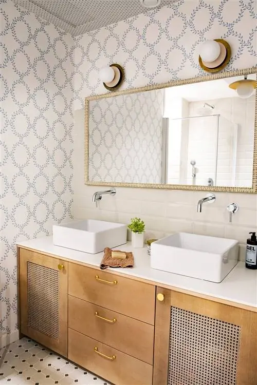 Деревянная мебель для ванной комнаты с сетчатыми дверцами.