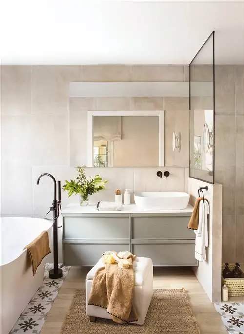 Шкаф для ванной комнаты из окрашенного дерева на заказ.