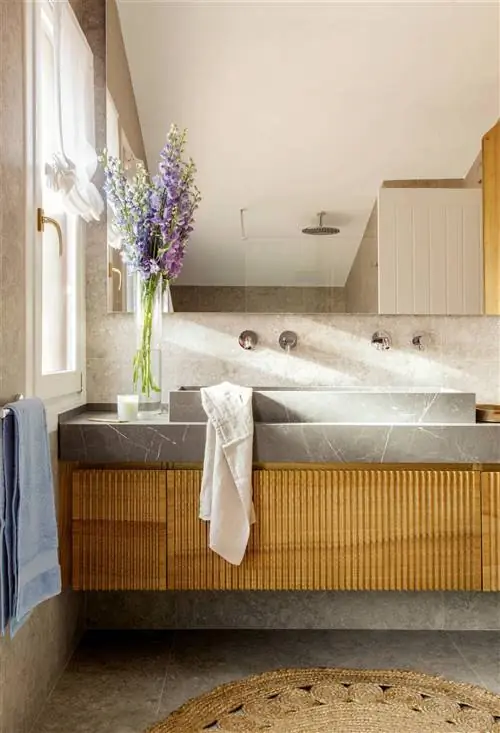 Мебель для ванной комнаты на заказ из камня и реечного дерева.