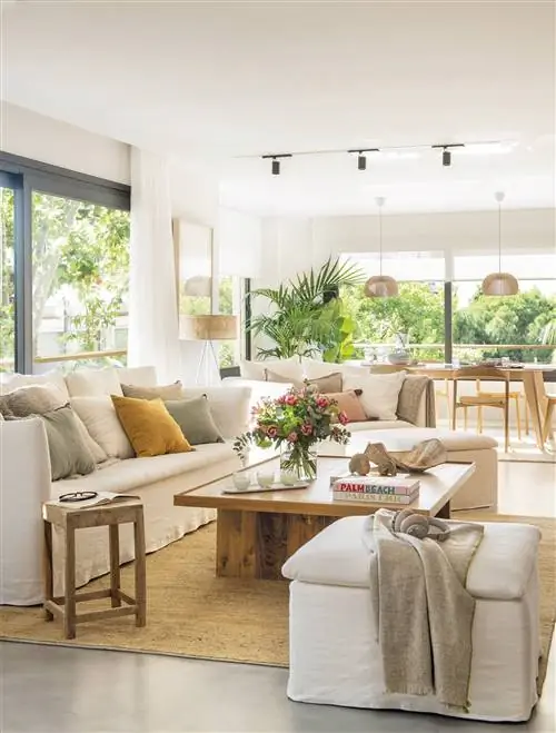 Гостиная с диванами светлых тонов, подушками серого и горчичного цветов.