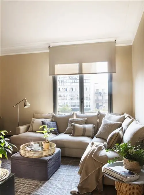 Угловой диван в бежево-серых тонах.