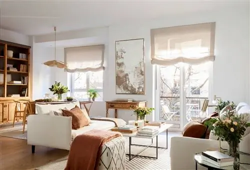 Светлая гостиная в белых тонах.