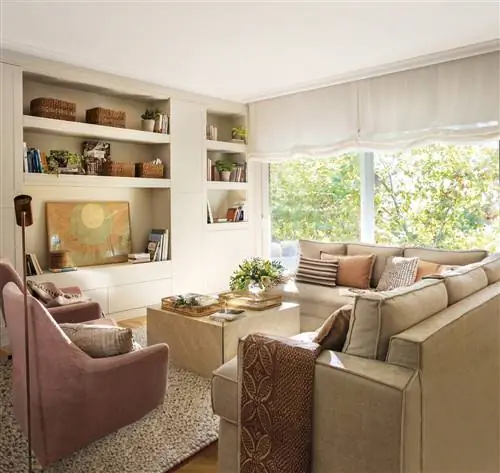 Гостиная с диванами светлых тонов и креслами пудрово-розового цвета.