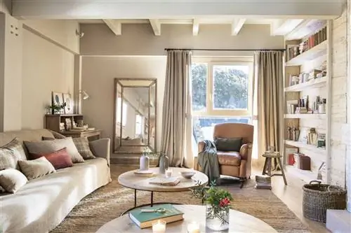 Гостиная в бежевых тонах с диваном в светлых тонах.