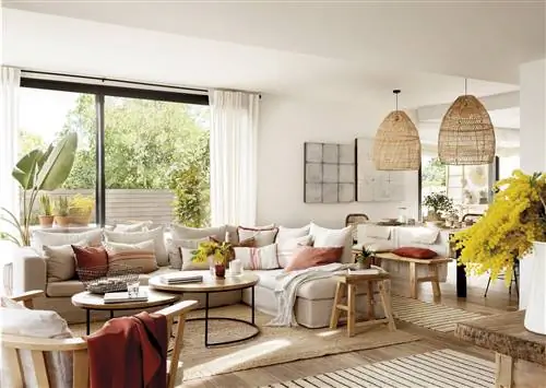 Гостиная в бежевых тонах с использованием натуральных материалов, таких как дерево или натуральные волокна.