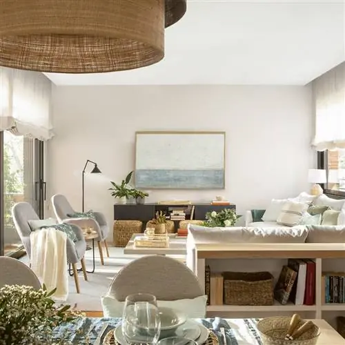 Столовая с низким шкафом, разделяющим пространство