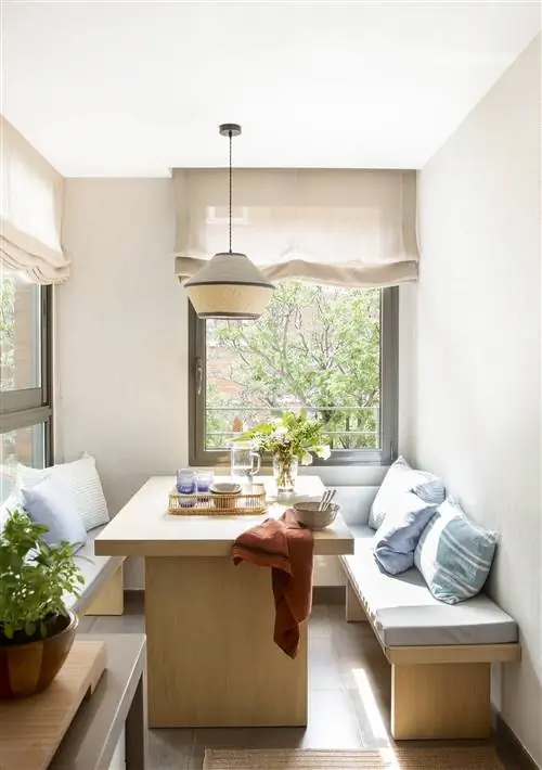 Кухня с кабинетом с деревянным столом и скамейками и обоями с текстильным эффектом.