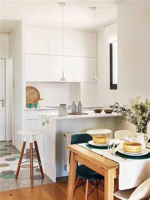 Мини домики, открытая лакированная кухня белого цвета.